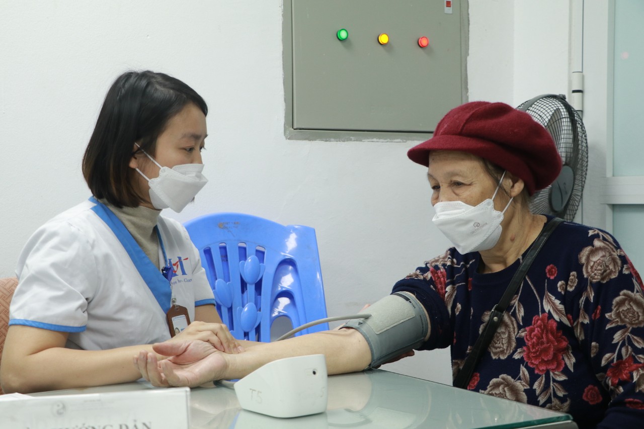 Khám sức khỏe miễn phí cho nữ lực lượng tham gia chiến dịch “Hà Nội-Điện Biên Phủ trên không” - ảnh 2