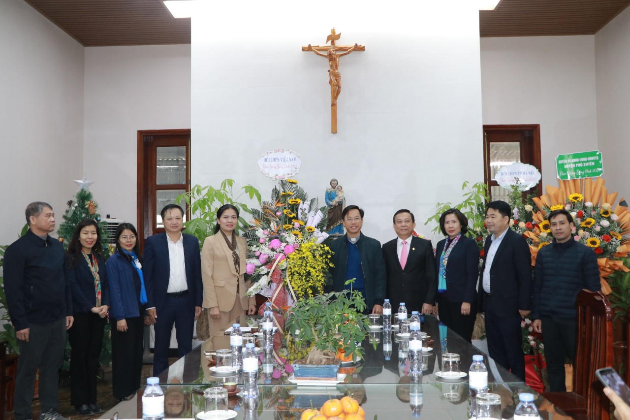 Thăm, chúc mừng đồng bào, phụ nữ Công giáo nhân dịp Lễ Giáng sinh năm 2022 - ảnh 1