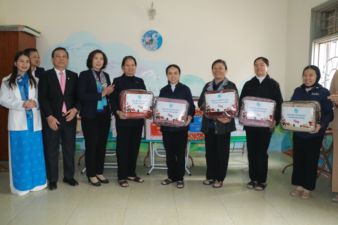 Thăm, chúc mừng đồng bào, phụ nữ Công giáo nhân dịp Lễ Giáng sinh năm 2022 - ảnh 6
