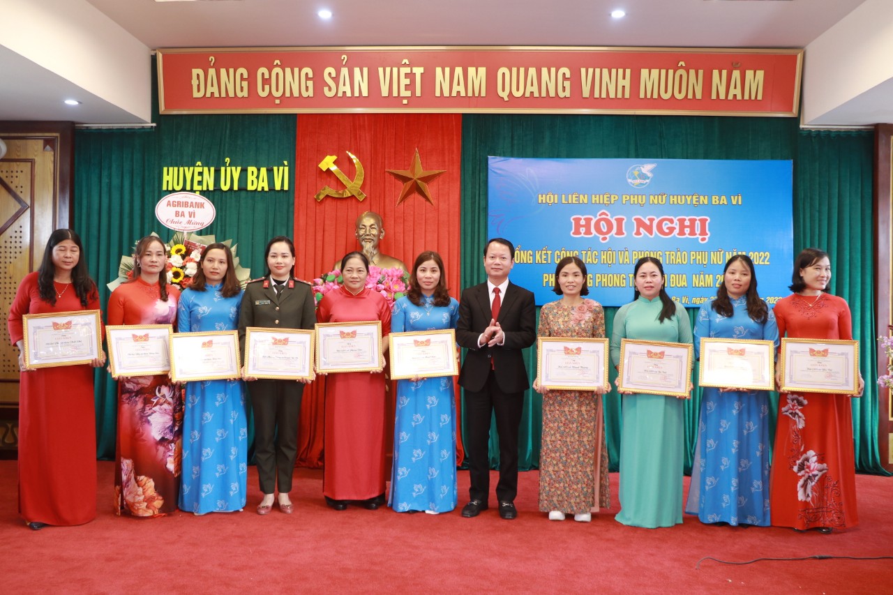 Hội LHPN huyện Ba Vì: Thực hiện vượt mức nhiều chỉ tiêu năm 2022 - ảnh 8