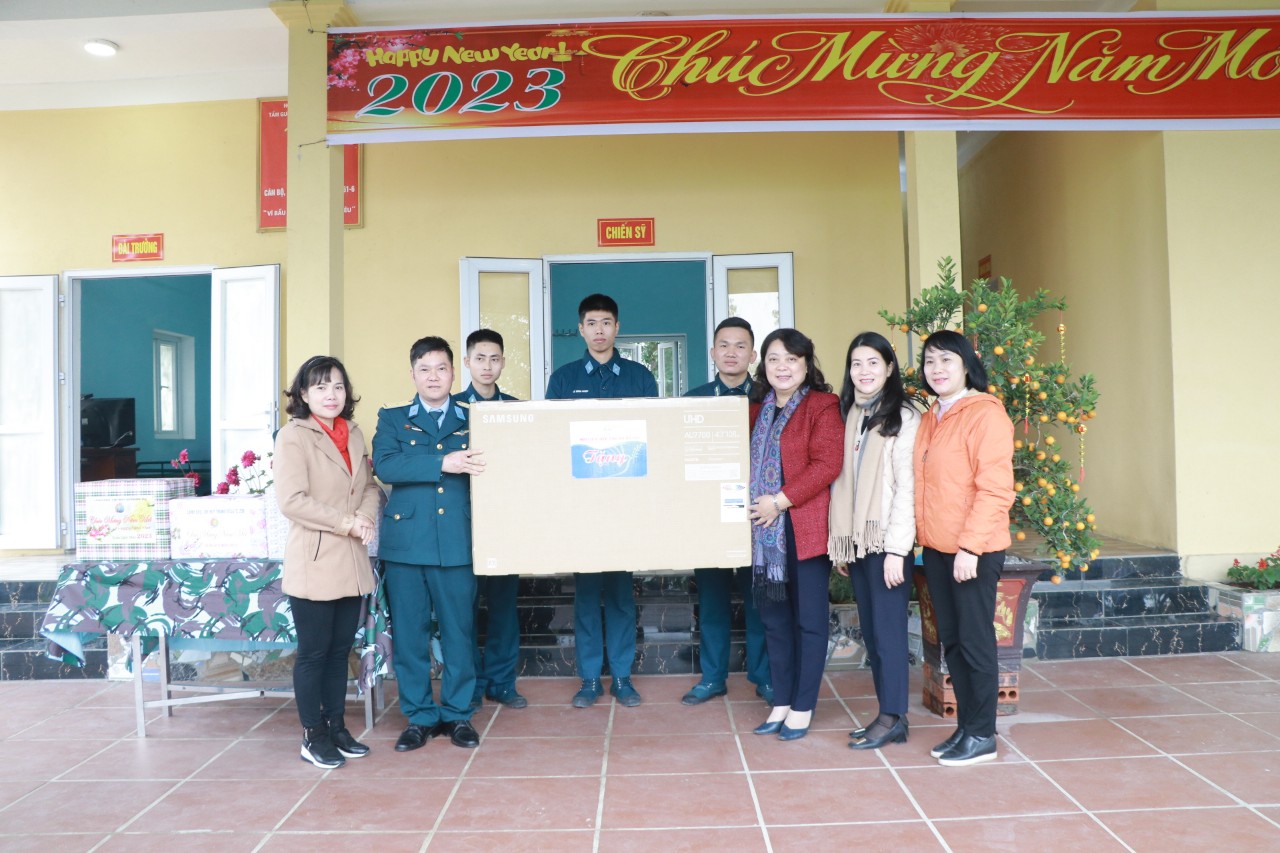 Hội LHPN Hà Nội: Chuyến công tác đầu tiên trong năm 2023 là tới với cán bộ, chiến sĩ Sư đoàn Phòng không 361 - ảnh 1