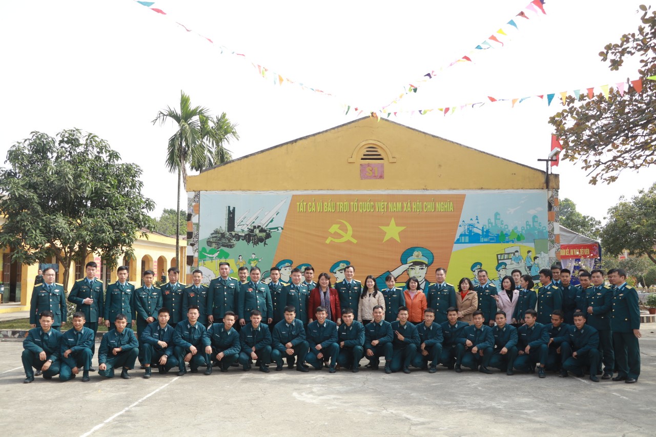 Hội LHPN Hà Nội: Chuyến công tác đầu tiên trong năm 2023 là tới với cán bộ, chiến sĩ Sư đoàn Phòng không 361 - ảnh 4