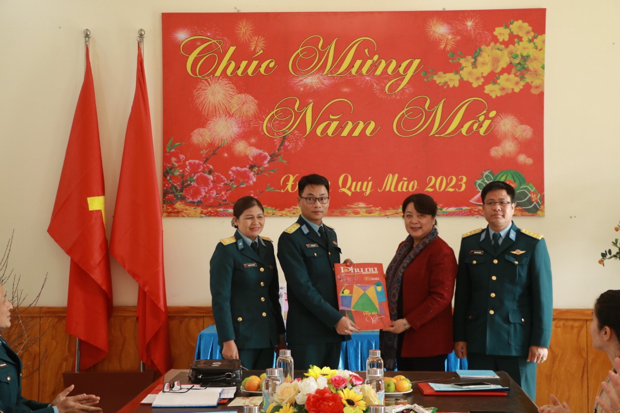 Hội LHPN Hà Nội: Chuyến công tác đầu tiên trong năm 2023 là tới với cán bộ, chiến sĩ Sư đoàn Phòng không 361 - ảnh 9