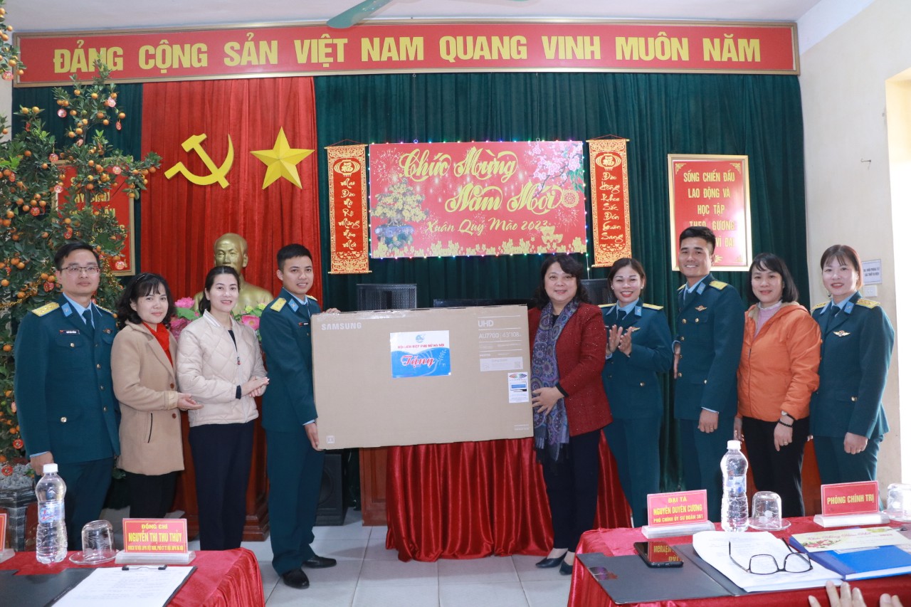 Hội LHPN Hà Nội: Chuyến công tác đầu tiên trong năm 2023 là tới với cán bộ, chiến sĩ Sư đoàn Phòng không 361 - ảnh 10