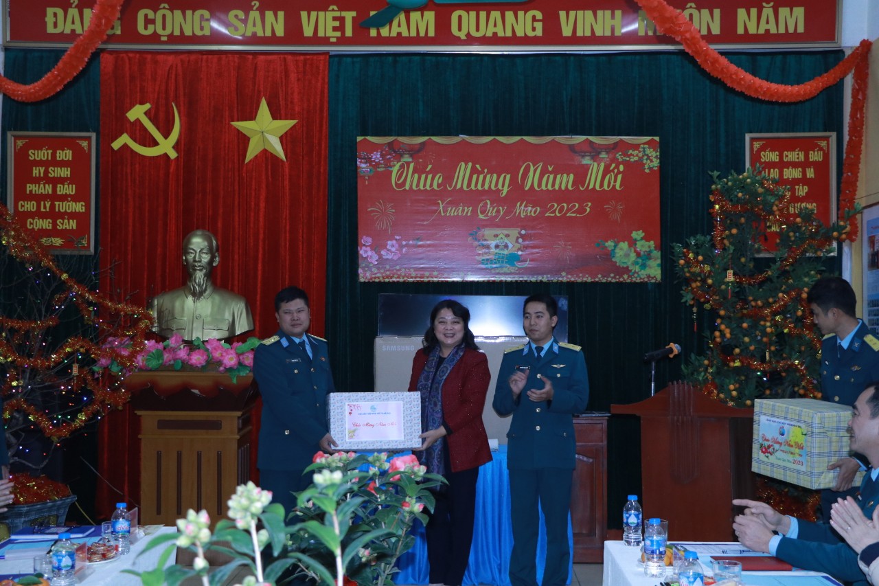Hội LHPN Hà Nội: Chuyến công tác đầu tiên trong năm 2023 là tới với cán bộ, chiến sĩ Sư đoàn Phòng không 361 - ảnh 13