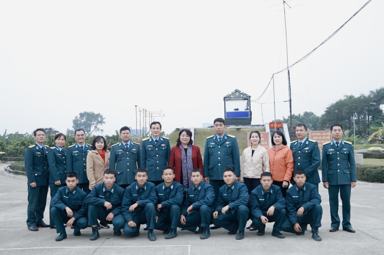 Hội LHPN Hà Nội: Chuyến công tác đầu tiên trong năm 2023 là tới với cán bộ, chiến sĩ Sư đoàn Phòng không 361 - ảnh 19