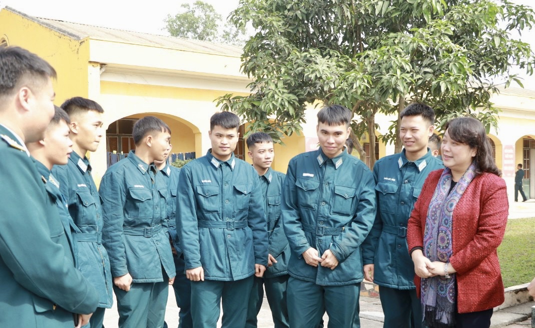 Hội LHPN Hà Nội: Chuyến công tác đầu tiên trong năm 2023 là tới với cán bộ, chiến sĩ Sư đoàn Phòng không 361 - ảnh 5