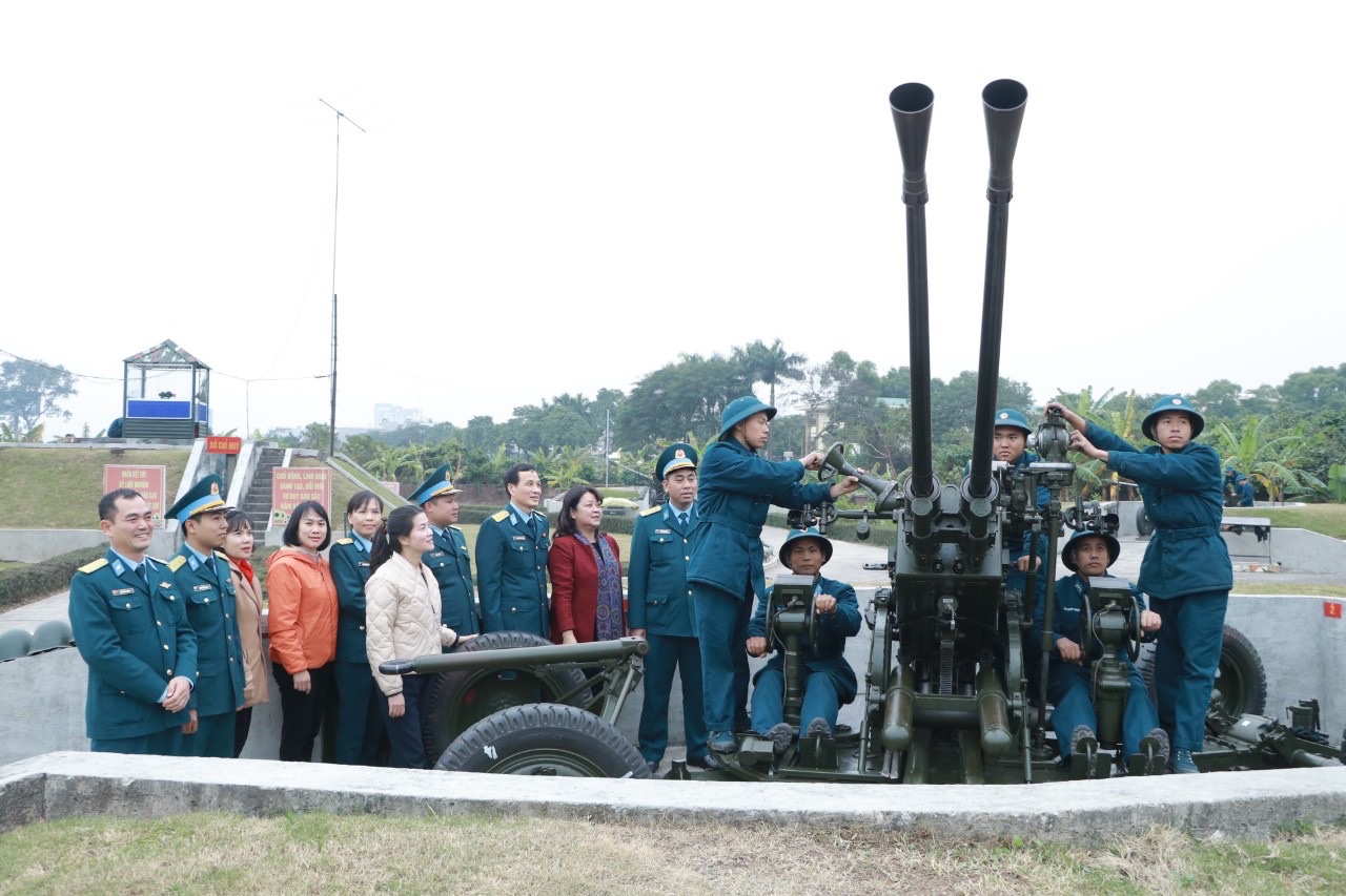 Hội LHPN Hà Nội: Chuyến công tác đầu tiên trong năm 2023 là tới với cán bộ, chiến sĩ Sư đoàn Phòng không 361 - ảnh 12