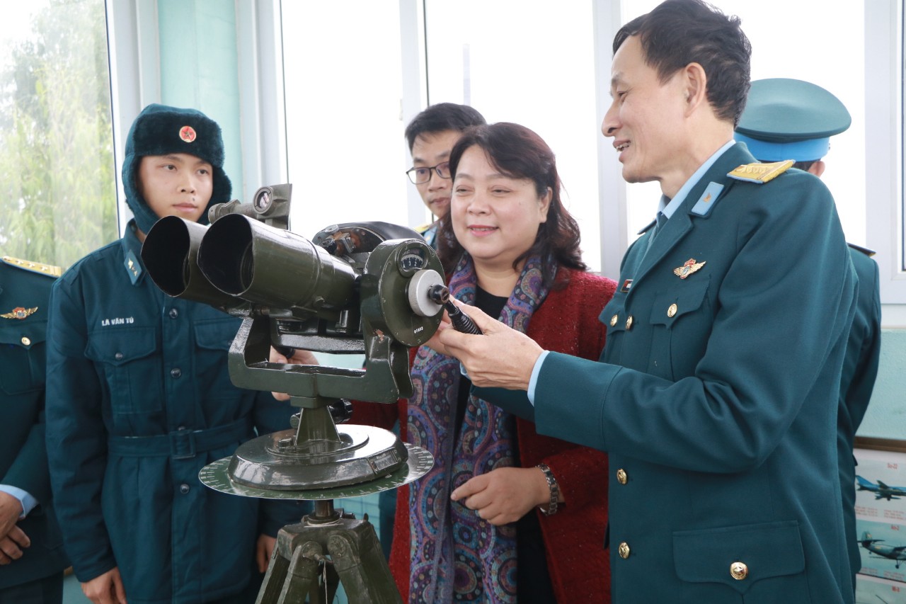 Hội LHPN Hà Nội: Chuyến công tác đầu tiên trong năm 2023 là tới với cán bộ, chiến sĩ Sư đoàn Phòng không 361 - ảnh 2