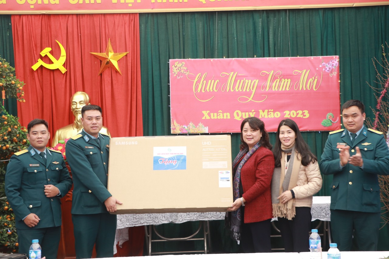Hội LHPN Hà Nội: Chuyến công tác đầu tiên trong năm 2023 là tới với cán bộ, chiến sĩ Sư đoàn Phòng không 361 - ảnh 6