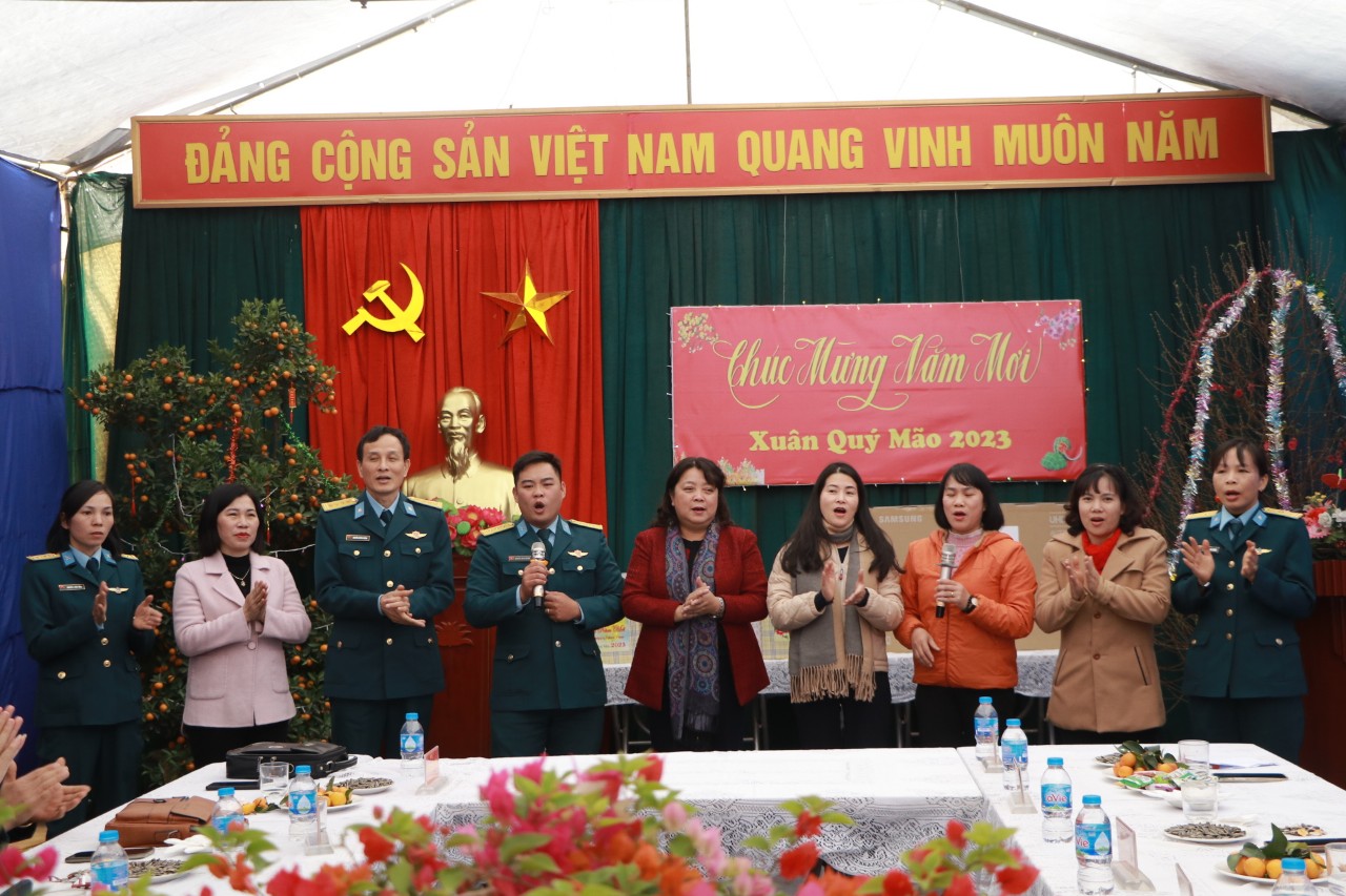 Hội LHPN Hà Nội: Chuyến công tác đầu tiên trong năm 2023 là tới với cán bộ, chiến sĩ Sư đoàn Phòng không 361 - ảnh 16