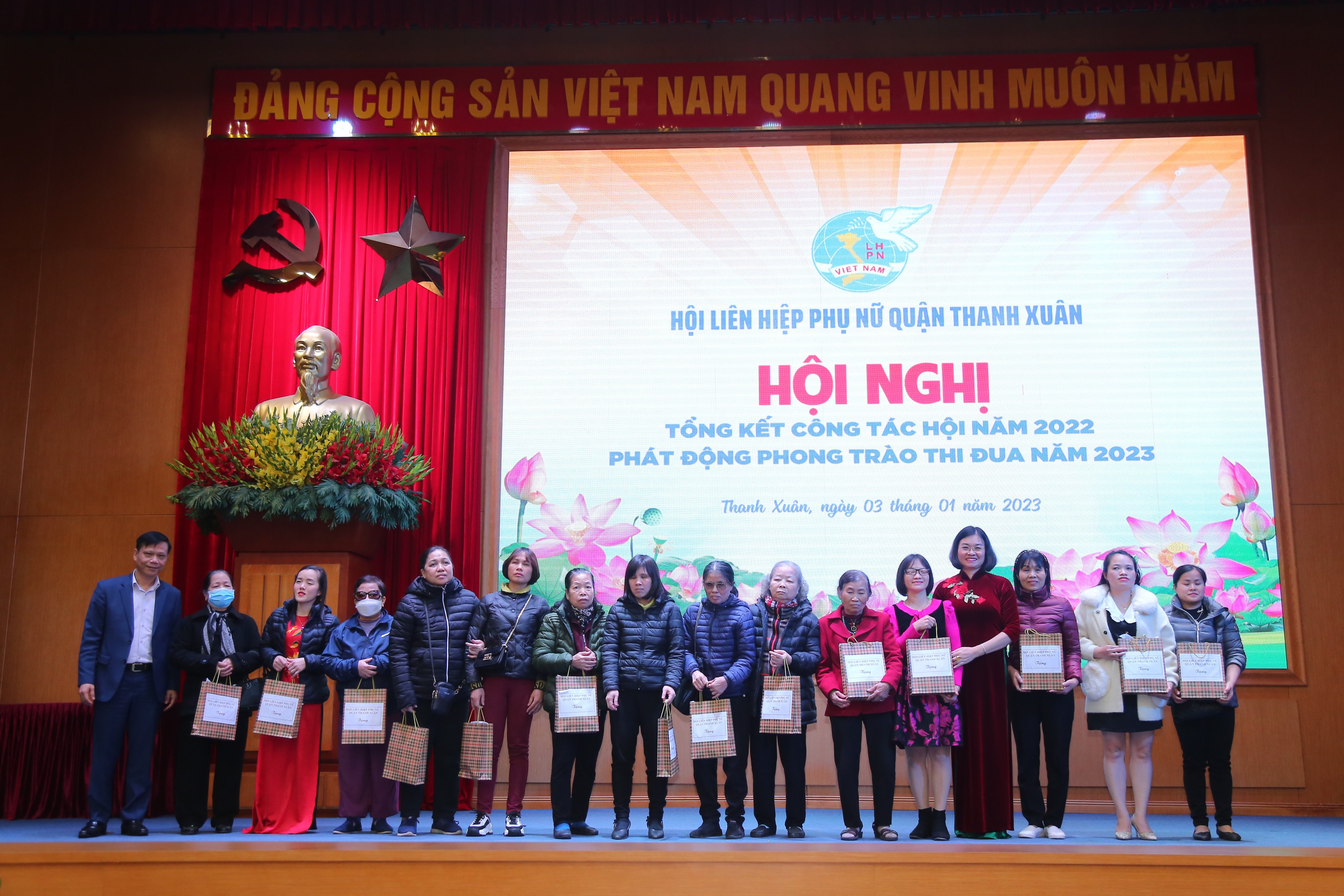 Gói yêu thương gửi vào những chiếc áo dài - ảnh 1
