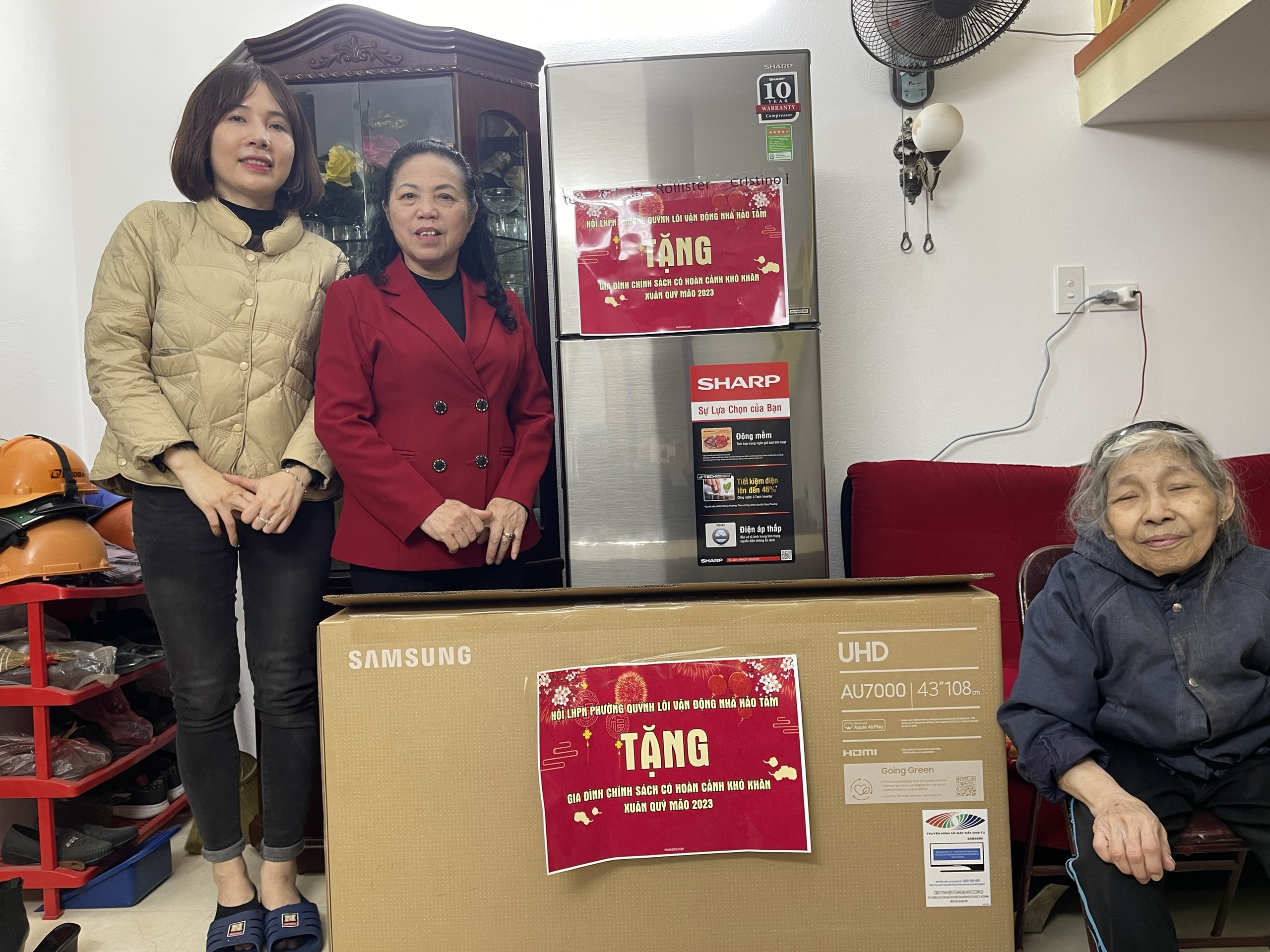 Những món quà Tết ý nghĩa tặng vợ liệt sĩ của Hội LHPN phường Quỳnh Lôi - ảnh 3