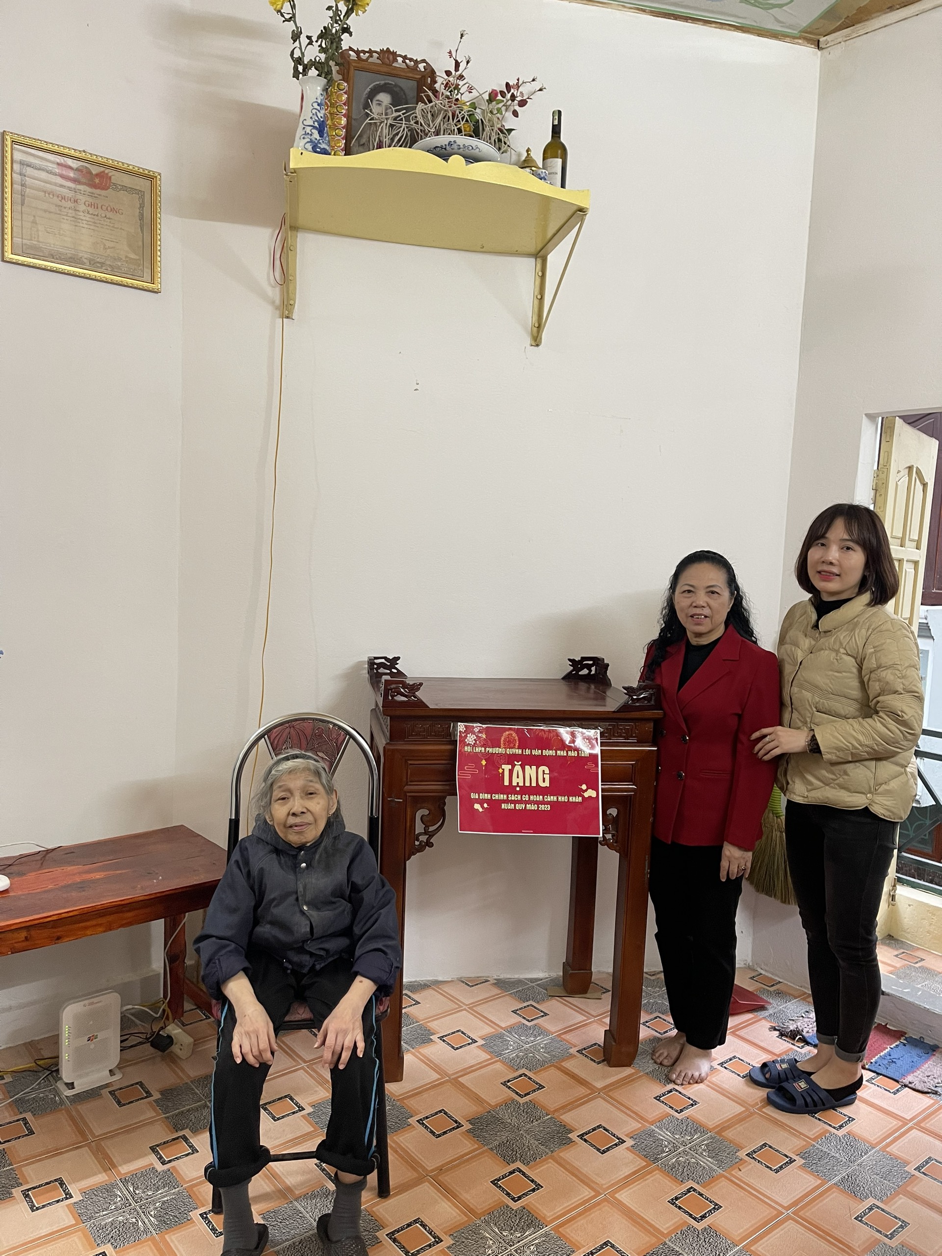 Những món quà Tết ý nghĩa tặng vợ liệt sĩ của Hội LHPN phường Quỳnh Lôi - ảnh 2