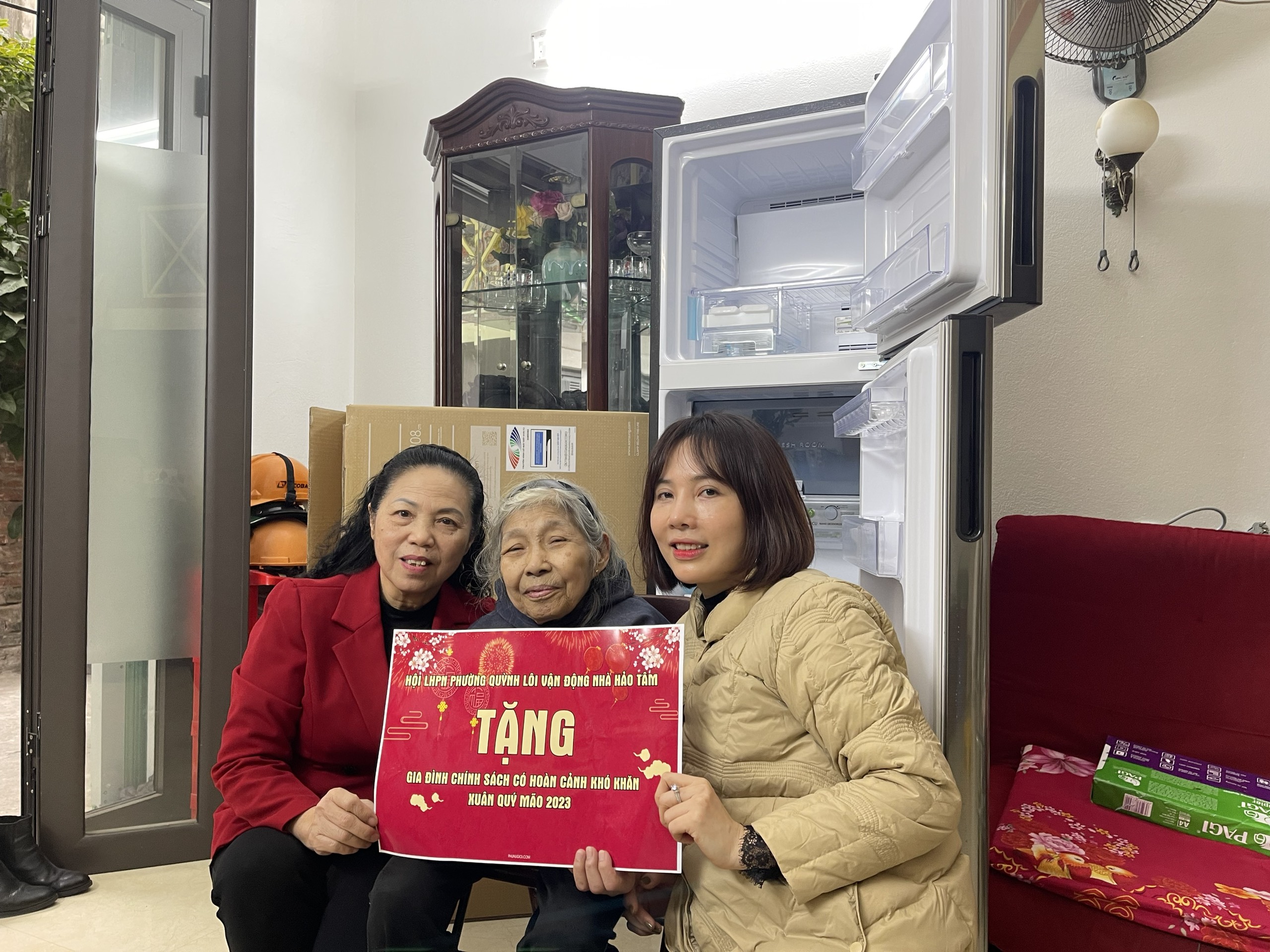 Những món quà Tết ý nghĩa tặng vợ liệt sĩ của Hội LHPN phường Quỳnh Lôi - ảnh 1
