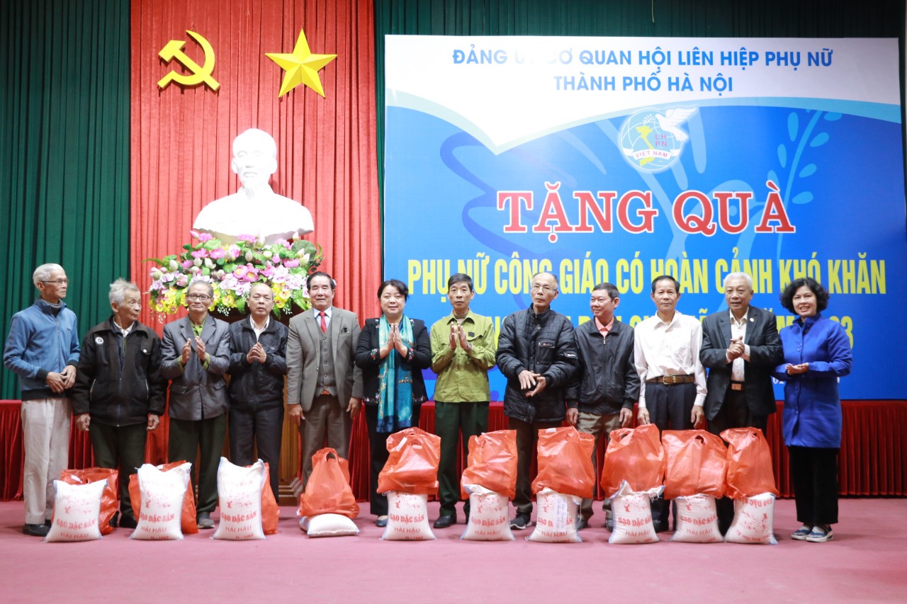 Tặng quà Tết phụ nữ khó khăn, cựu quân tình nguyện - ảnh 9