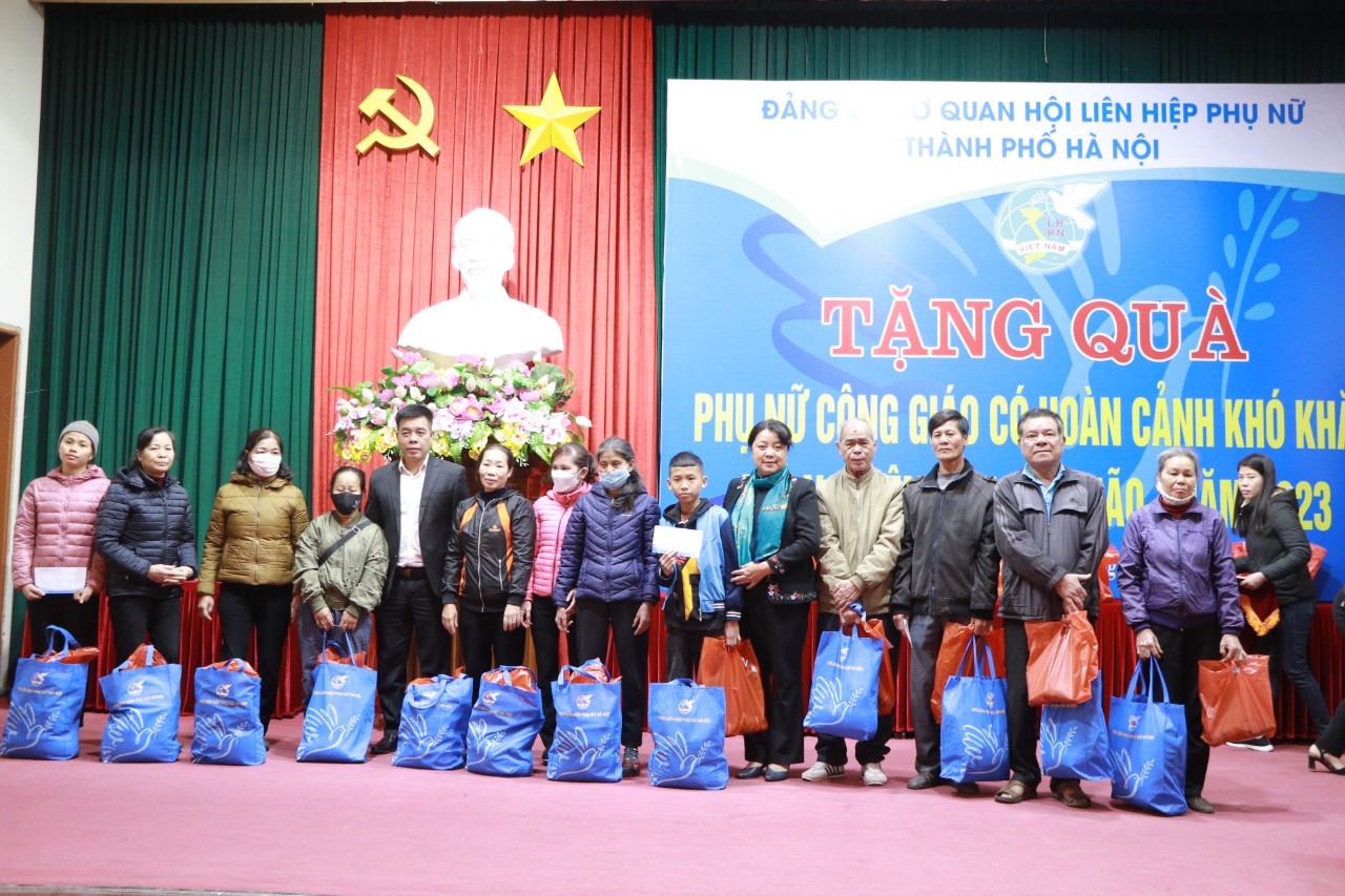 Tặng quà Tết phụ nữ khó khăn, cựu quân tình nguyện - ảnh 1