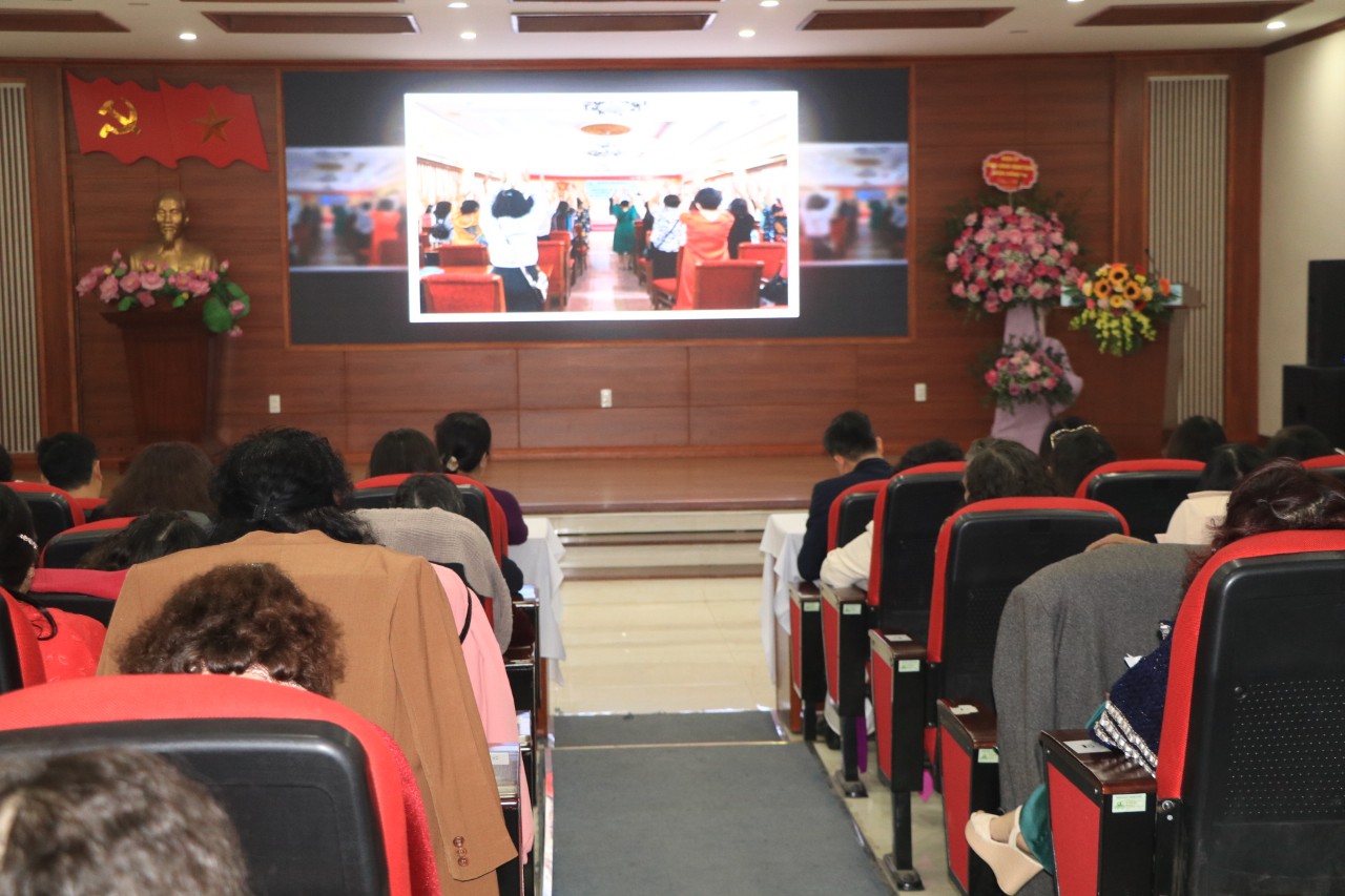 Đồng chí Phó Bí thư Quận ủy, Chủ tịch UBND quận Đống Đa trở thành hội viên danh dự của Hội LHPN Quận - ảnh 3