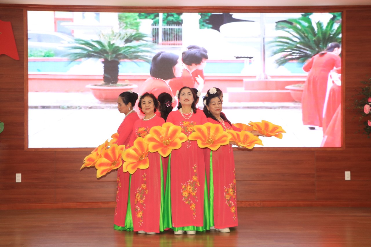 Đồng chí Phó Bí thư Quận ủy, Chủ tịch UBND quận Đống Đa trở thành hội viên danh dự của Hội LHPN Quận - ảnh 2