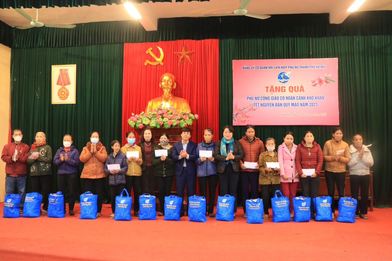 Nguyên Bộ trưởng Bộ Y tế đồng hành cùng Đảng ủy cơ quan Hội LHPN Hà Nội thăm, tặng quà trẻ em, phụ nữ công giáo - ảnh 2