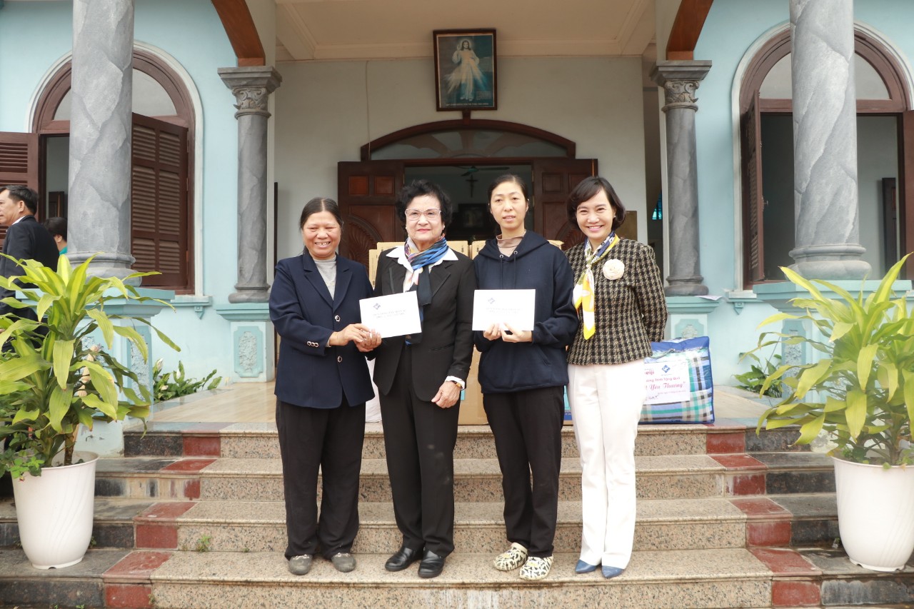 Nguyên Bộ trưởng Bộ Y tế đồng hành cùng Đảng ủy cơ quan Hội LHPN Hà Nội thăm, tặng quà trẻ em, phụ nữ công giáo - ảnh 13