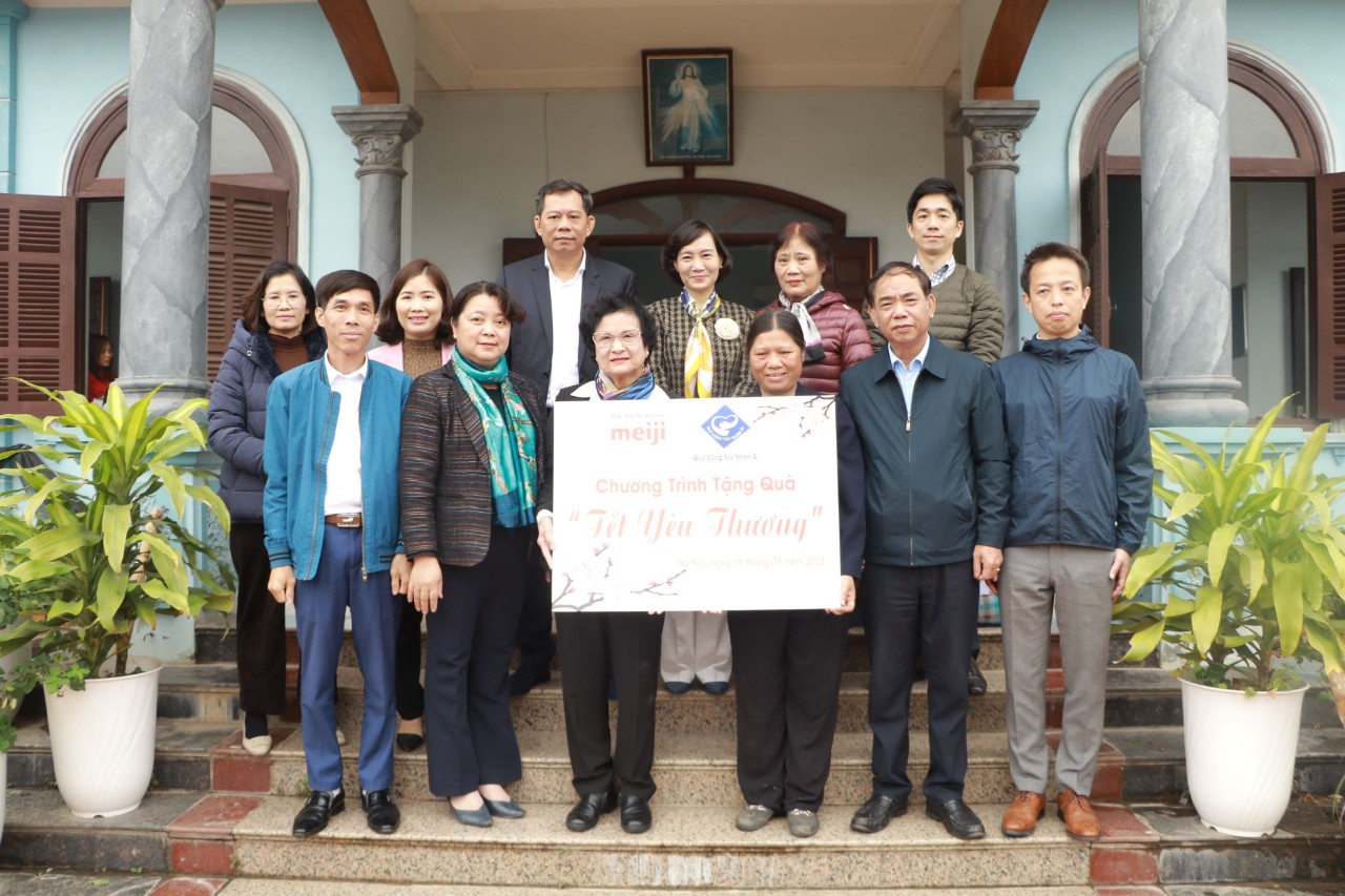 Nguyên Bộ trưởng Bộ Y tế đồng hành cùng Đảng ủy cơ quan Hội LHPN Hà Nội thăm, tặng quà trẻ em, phụ nữ công giáo - ảnh 1