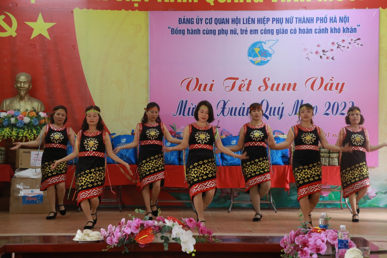 Sum vầy đón Tết cùng phụ nữ, trẻ em công giáo huyện Thạch Thất - ảnh 8