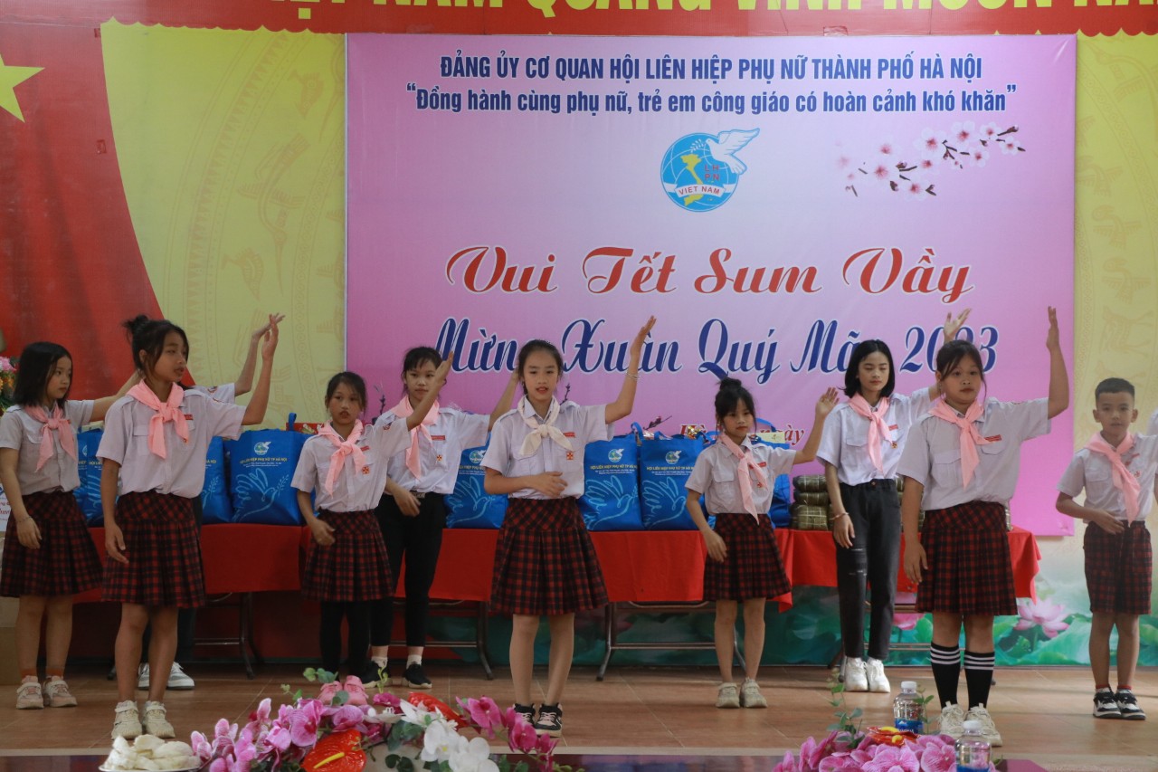 Sum vầy đón Tết cùng phụ nữ, trẻ em công giáo huyện Thạch Thất - ảnh 7