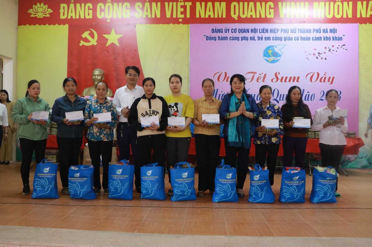 Sum vầy đón Tết cùng phụ nữ, trẻ em công giáo huyện Thạch Thất - ảnh 6