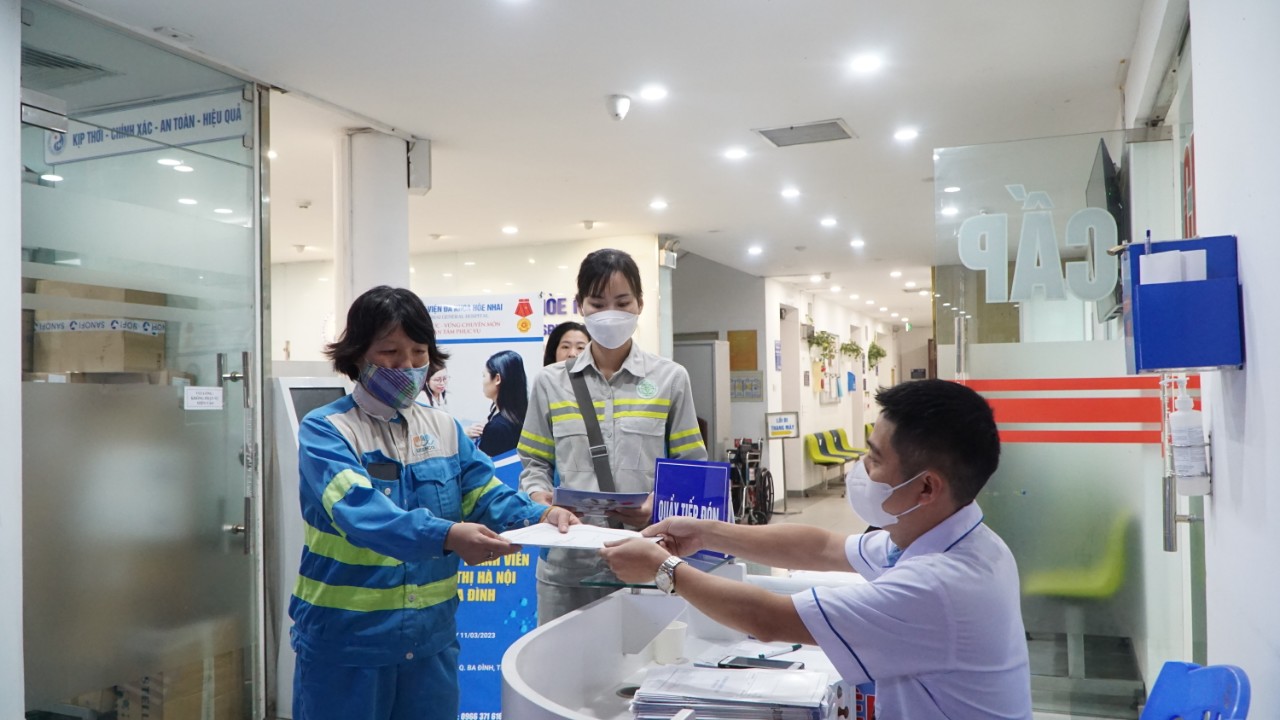 Hơn 80 nữ cán bộ, công nhân công ty môi trường đô thị được thăm khám sức khỏe miễn phí - ảnh 1
