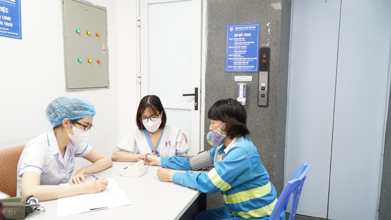 Hơn 80 nữ cán bộ, công nhân công ty môi trường đô thị được thăm khám sức khỏe miễn phí - ảnh 4