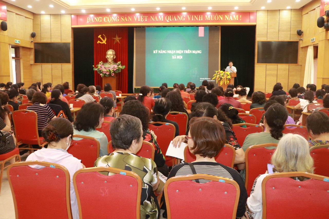Quận Hoàn Kiếm: Bồi dưỡng kỹ năng nhận diện các trang mạng xã hội cho cán bộ, hội viên phụ nữ - ảnh 4