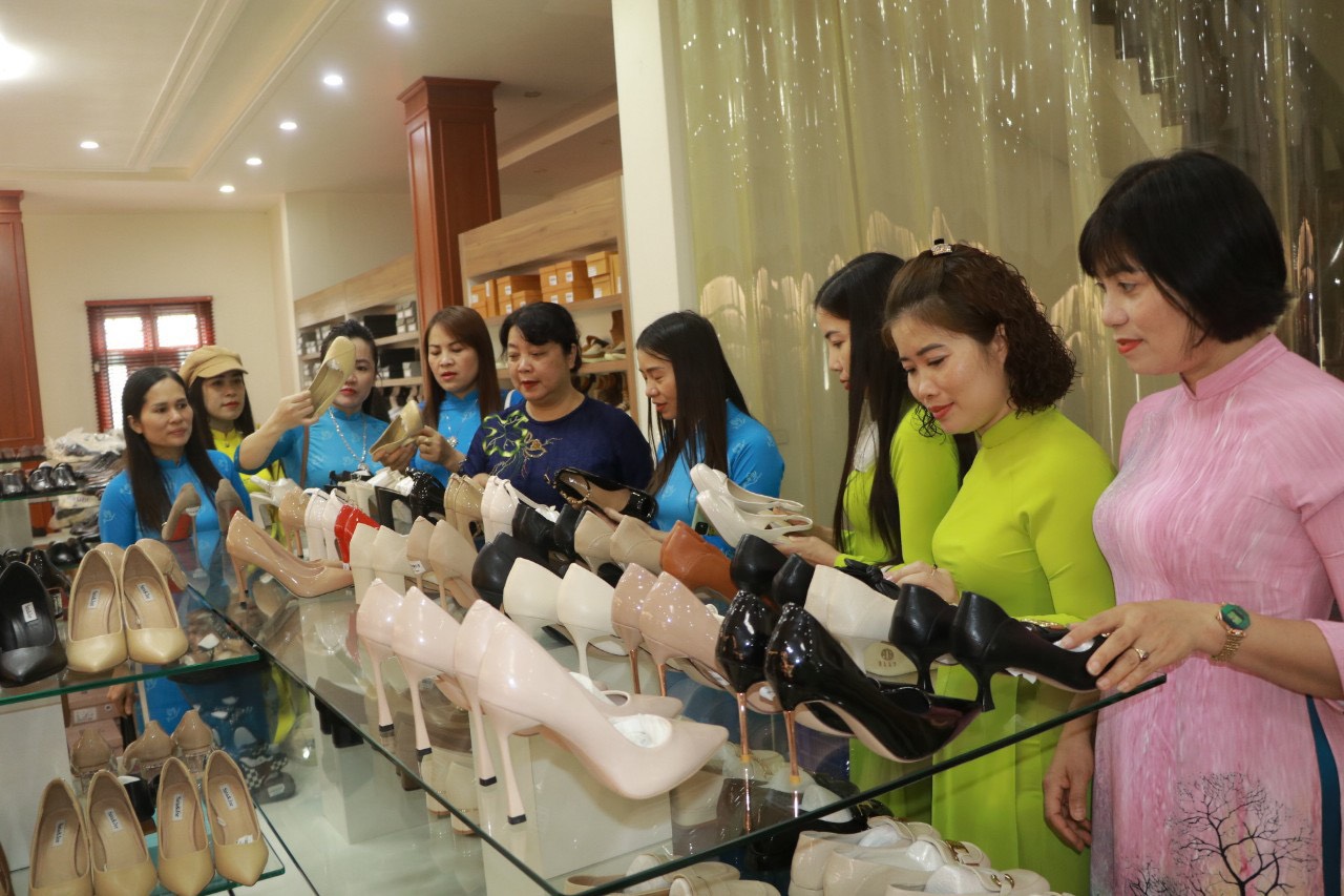 Cam kết thi đua triển khai các công trình phần việc vì phụ nữ, trẻ em - ảnh 9