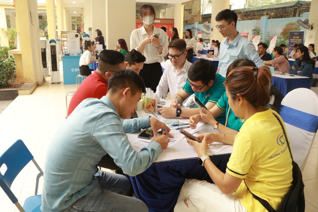 Hơn 2.100 cơ hội tuyển dụng, tuyển sinh - ảnh 3