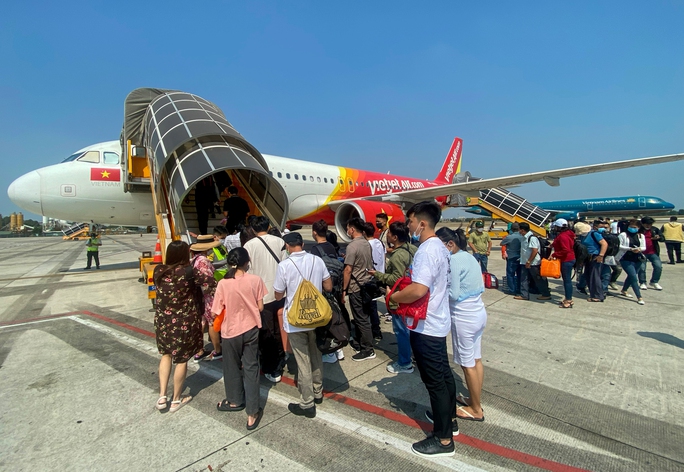 Giá vé máy bay cao cản trở phục hồi du lịch - ảnh 1