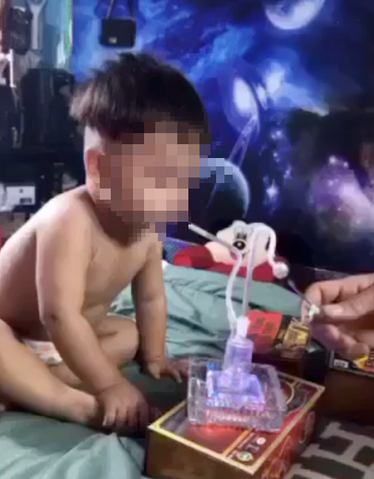 Bé 3 tuổi nghi bị ép hút ma túy: Công an tạm giam “người tình của mẹ cháu bé” - ảnh 2