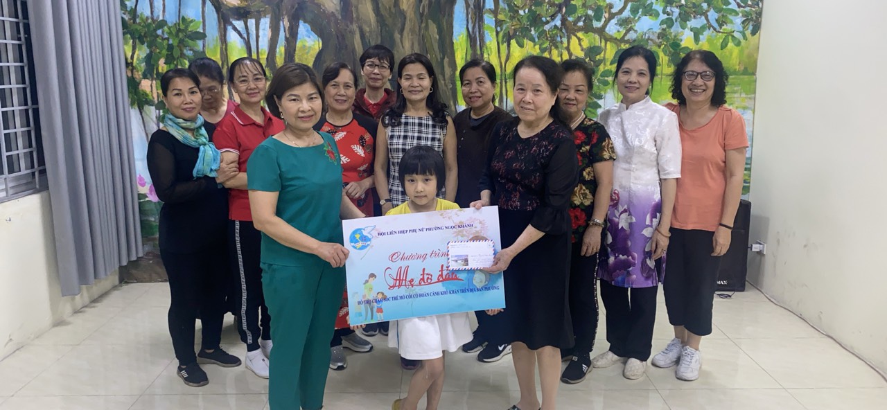 Hội LHPN phường Ngọc Khánh, quận Ba Đình: Trao yêu thương cho 10 trẻ mồ côi - ảnh 1