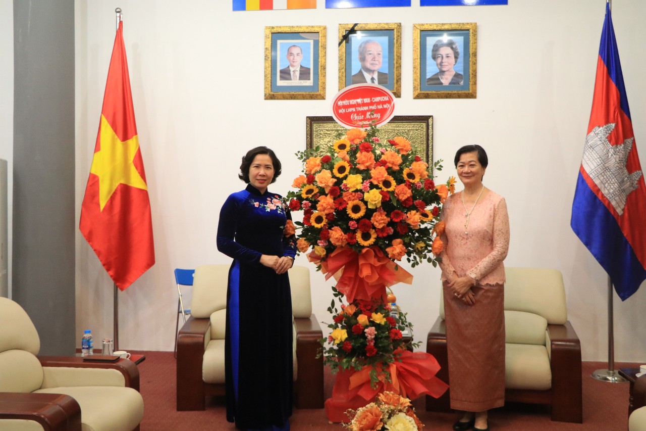 Hội LHPN Hà Nội: Thăm, chúc Tết cổ truyền Lào, Campuchia - ảnh 3