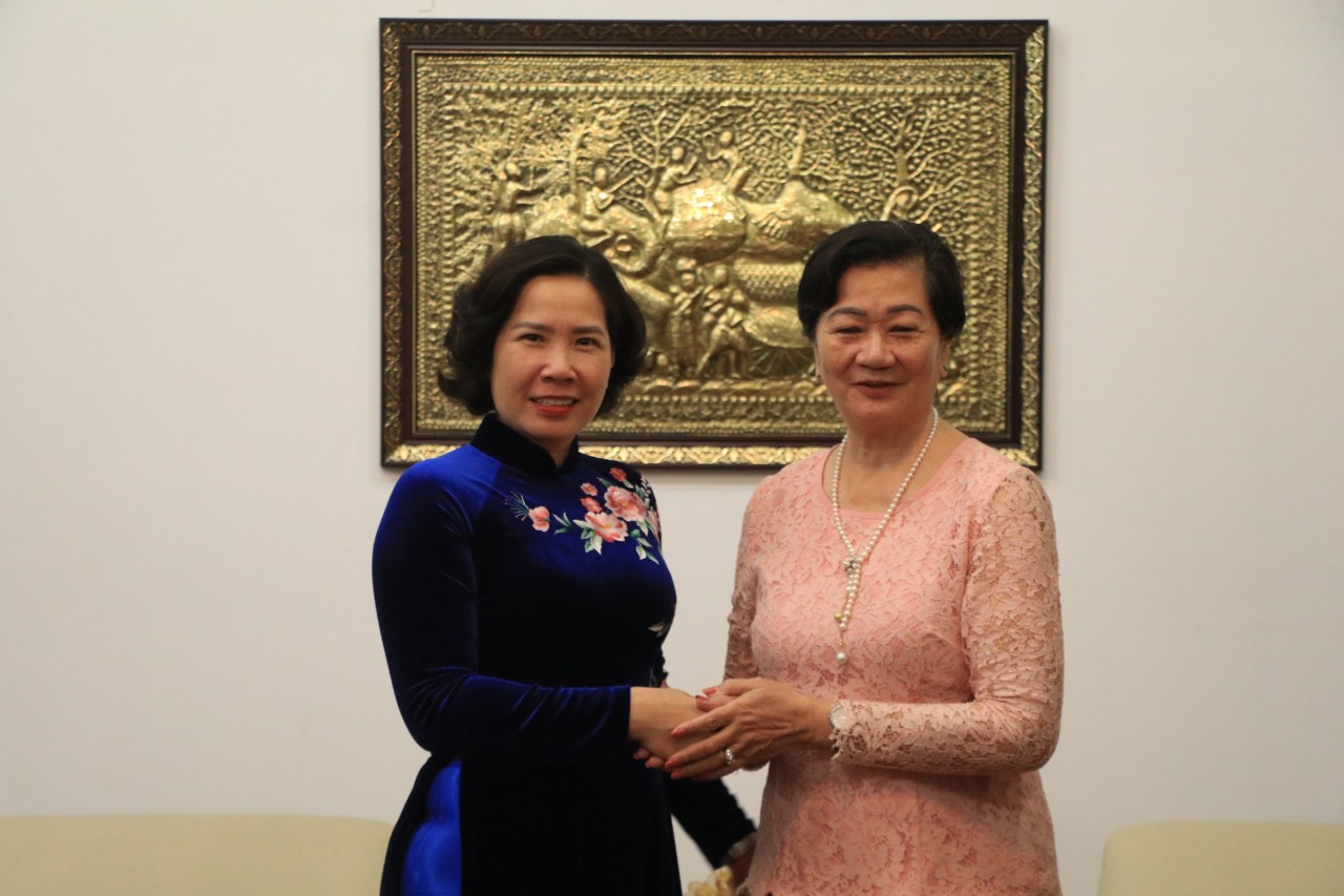 Hội LHPN Hà Nội: Thăm, chúc Tết cổ truyền Lào, Campuchia - ảnh 6