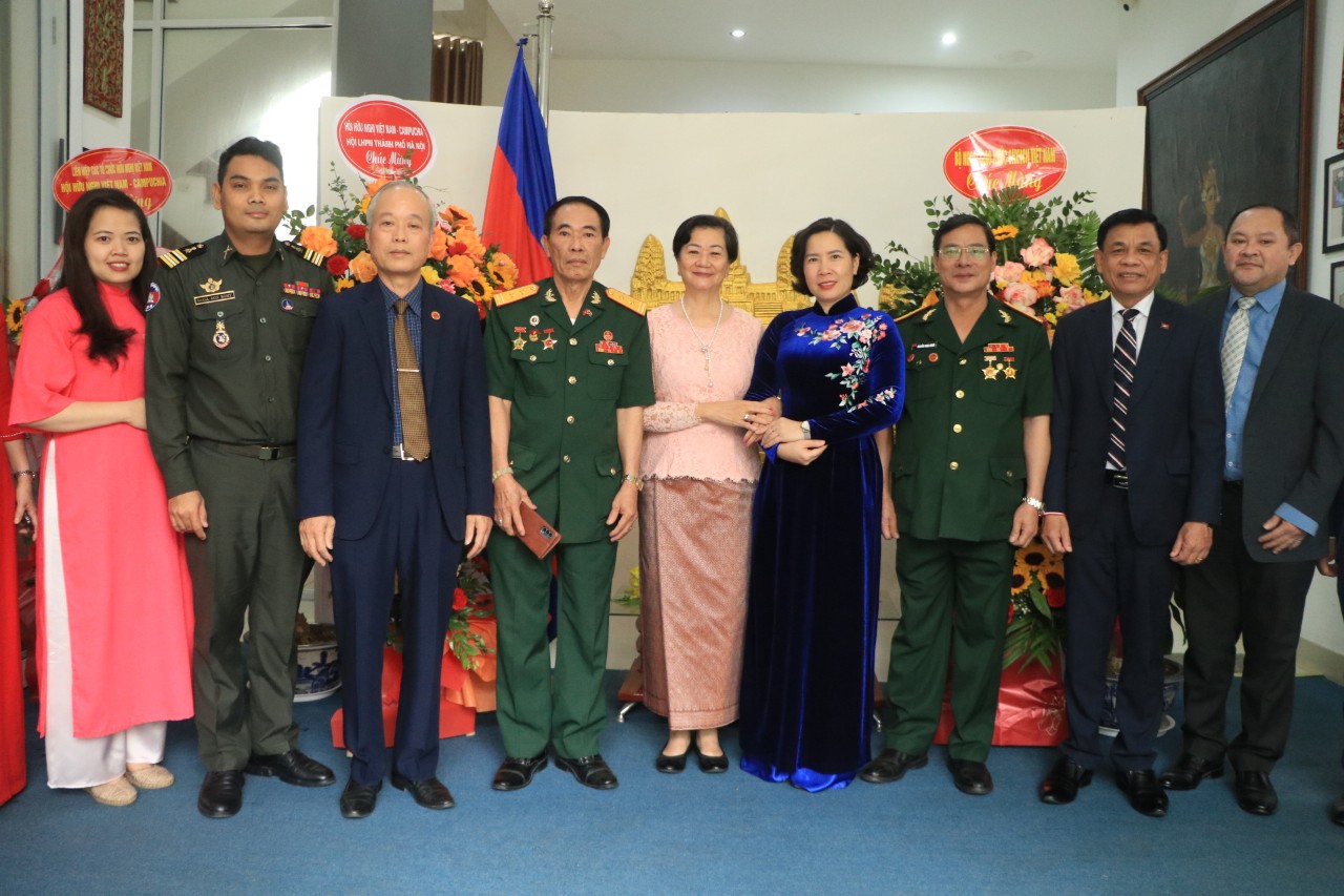 Hội LHPN Hà Nội: Thăm, chúc Tết cổ truyền Lào, Campuchia - ảnh 4