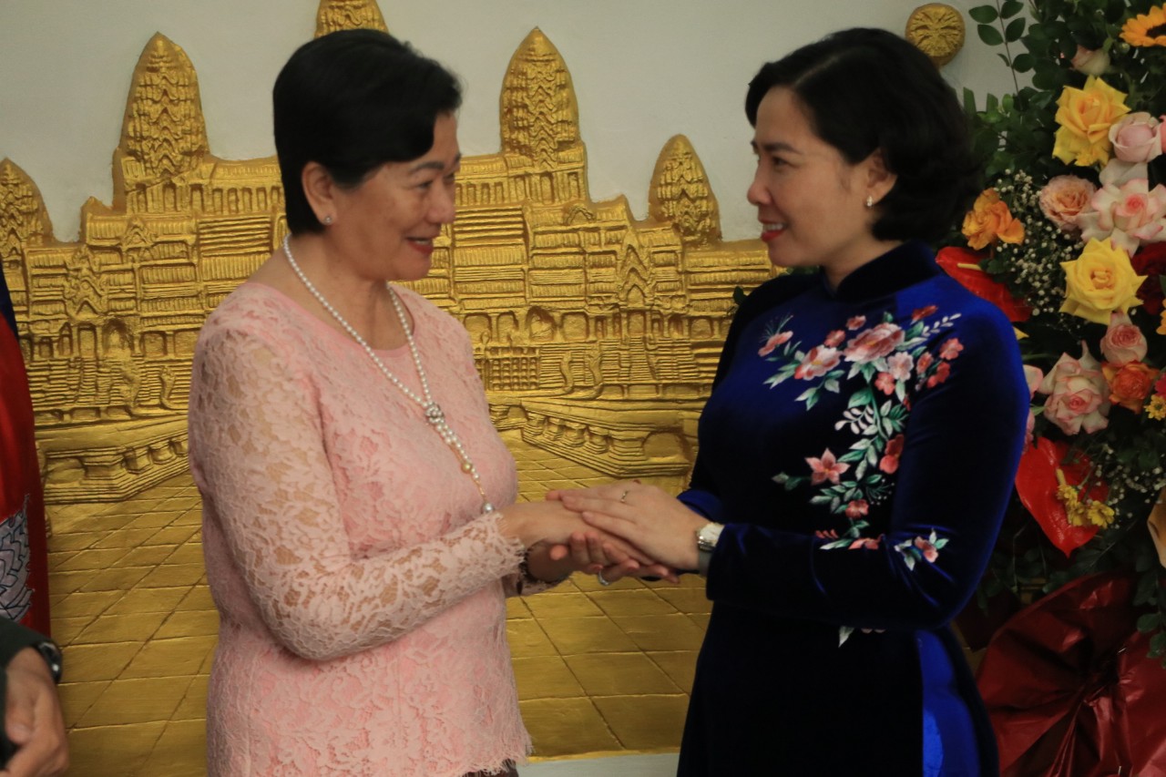 Hội LHPN Hà Nội: Thăm, chúc Tết cổ truyền Lào, Campuchia - ảnh 5