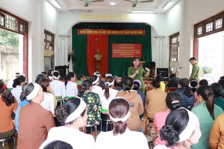 Hội LHPN huyện Chương Mỹ: Tuyên truyền pháp luật tới bà con dân tộc Mường - ảnh 1