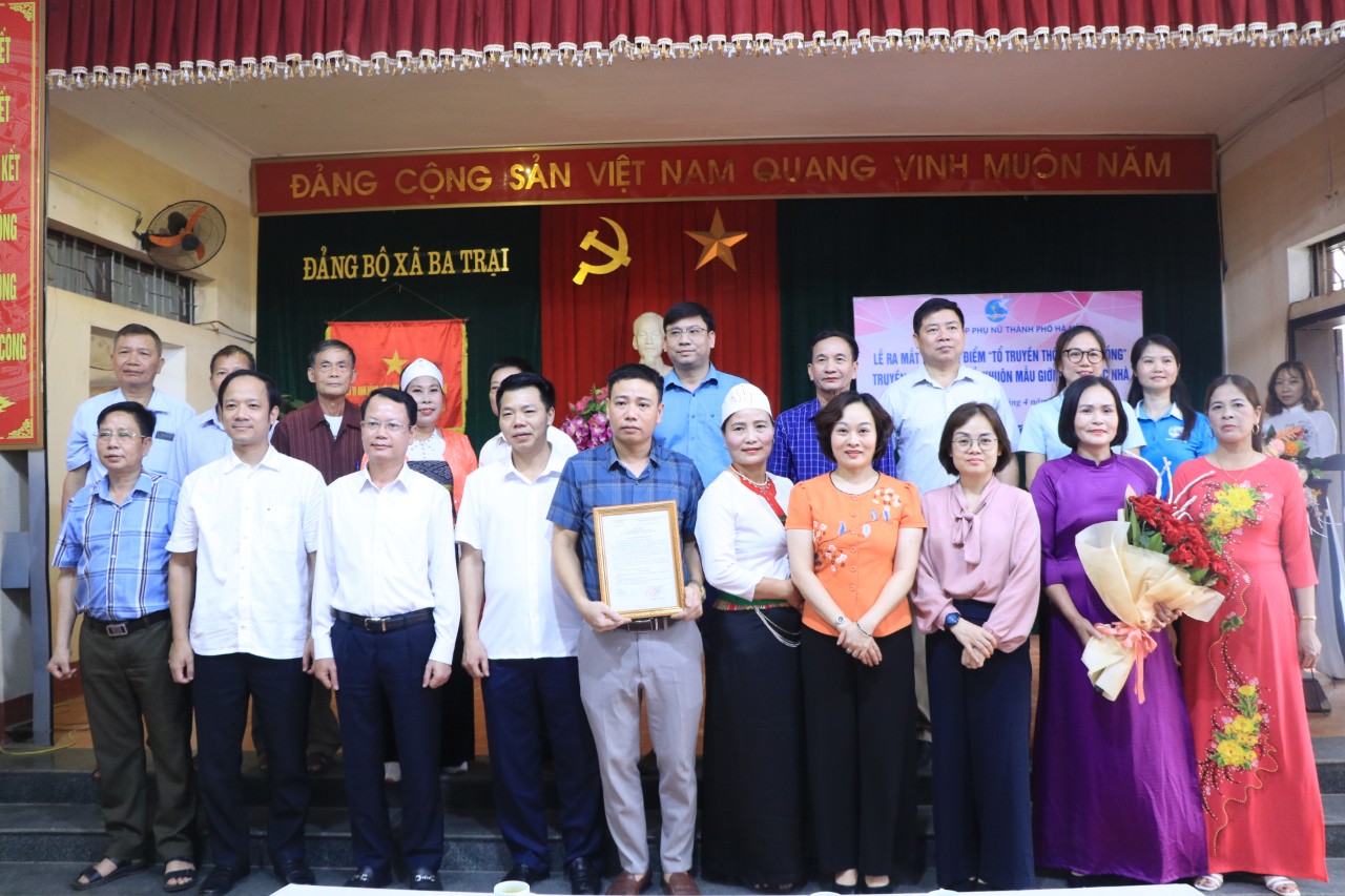 Hội LHPN Hà Nội: Ra mắt mô hình điểm “Tổ truyền thông cộng đồng” tại xã Ba Trại, huyện Ba Vì - ảnh 1