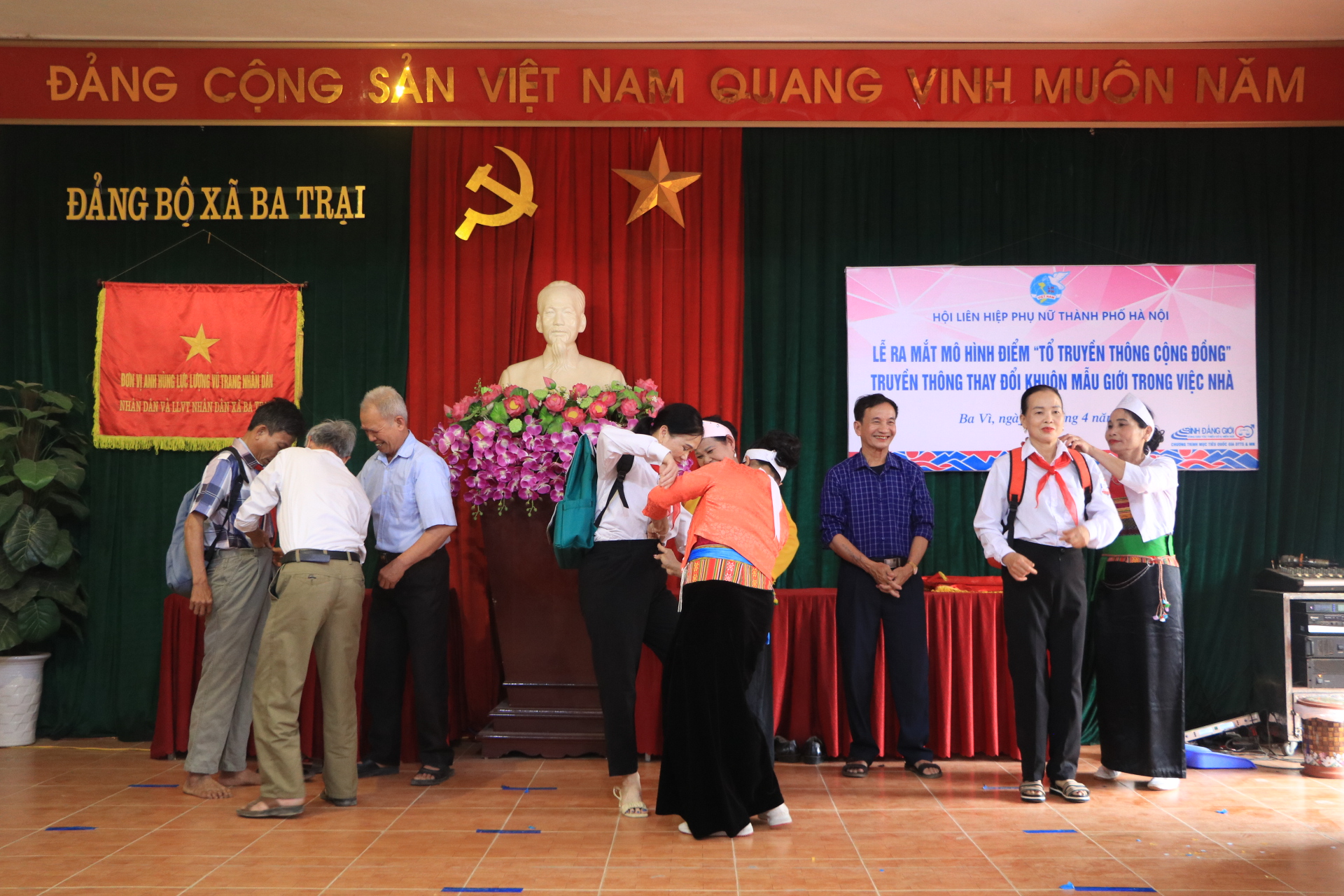 Hội LHPN Hà Nội: Ra mắt mô hình điểm “Tổ truyền thông cộng đồng” tại xã Ba Trại, huyện Ba Vì - ảnh 8