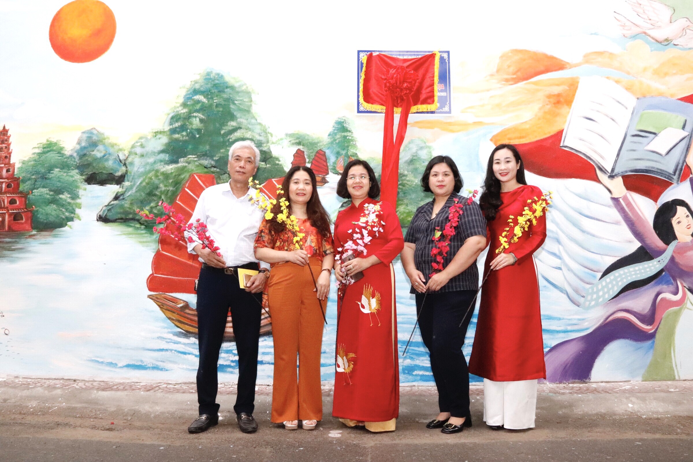 Hội LHPN phường Ô Chợ Dừa, quận Đống Đa: Gắn biển công trình tranh tường bích họa rộng 230m2 - ảnh 2