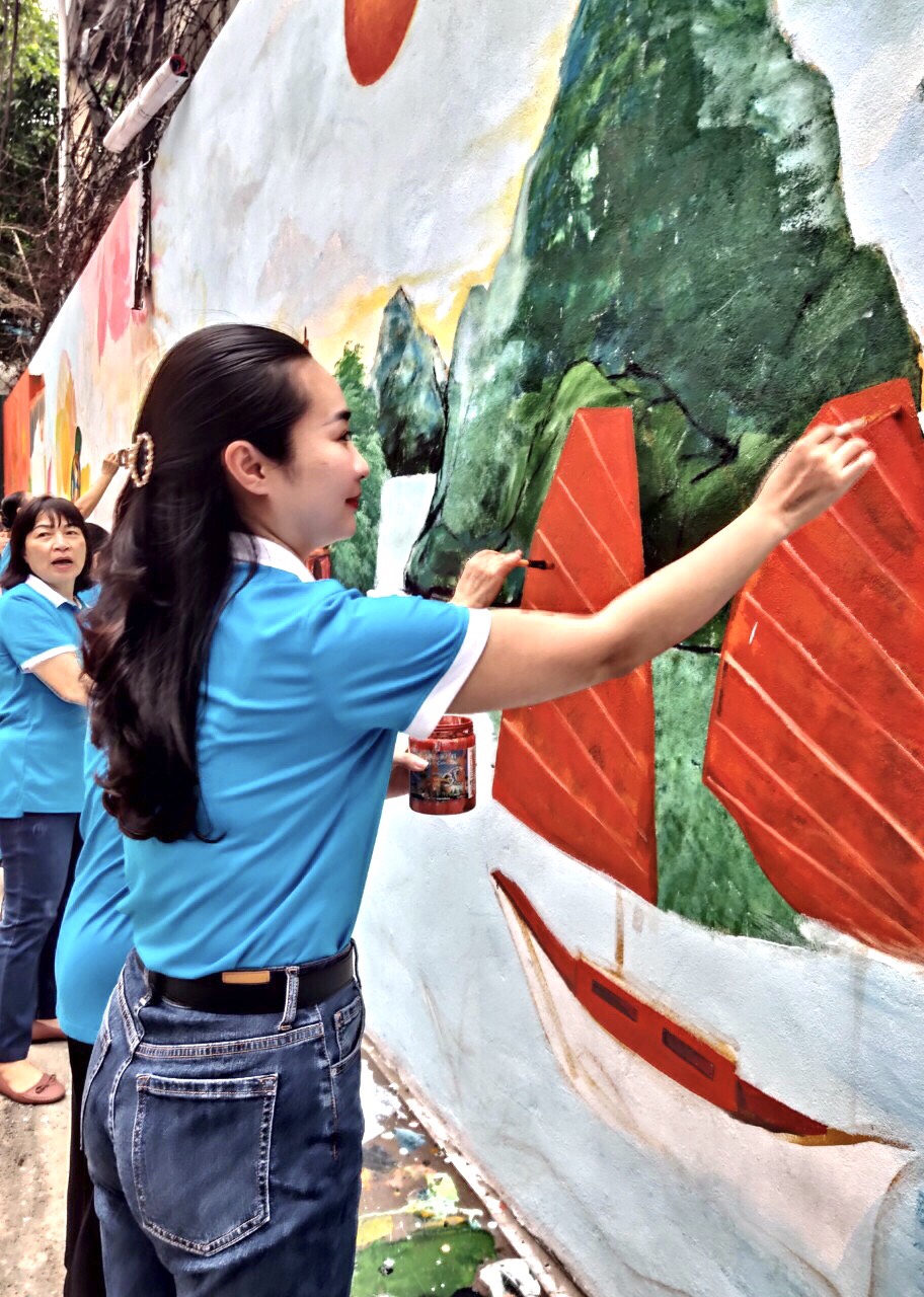 Hội LHPN phường Ô Chợ Dừa, quận Đống Đa: Gắn biển công trình tranh tường bích họa rộng 230m2 - ảnh 3