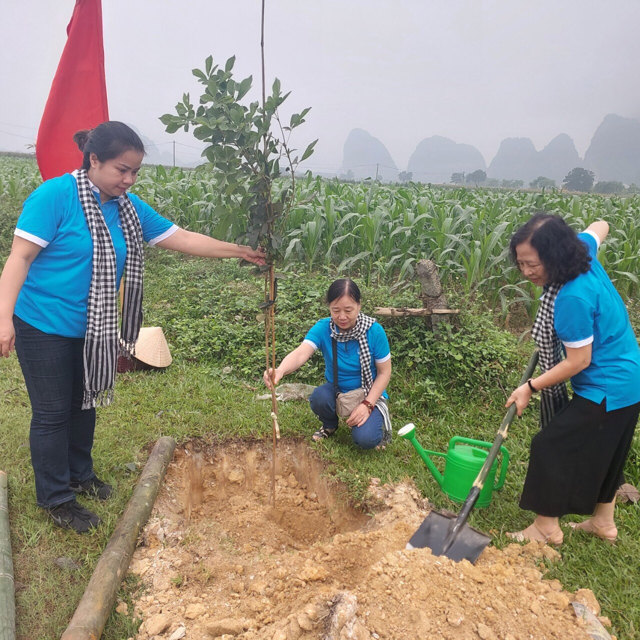 Tặng công trình đường hoa, tặng tủ sách cho học sinh dân tộc thiểu số ở Nghệ An - ảnh 2