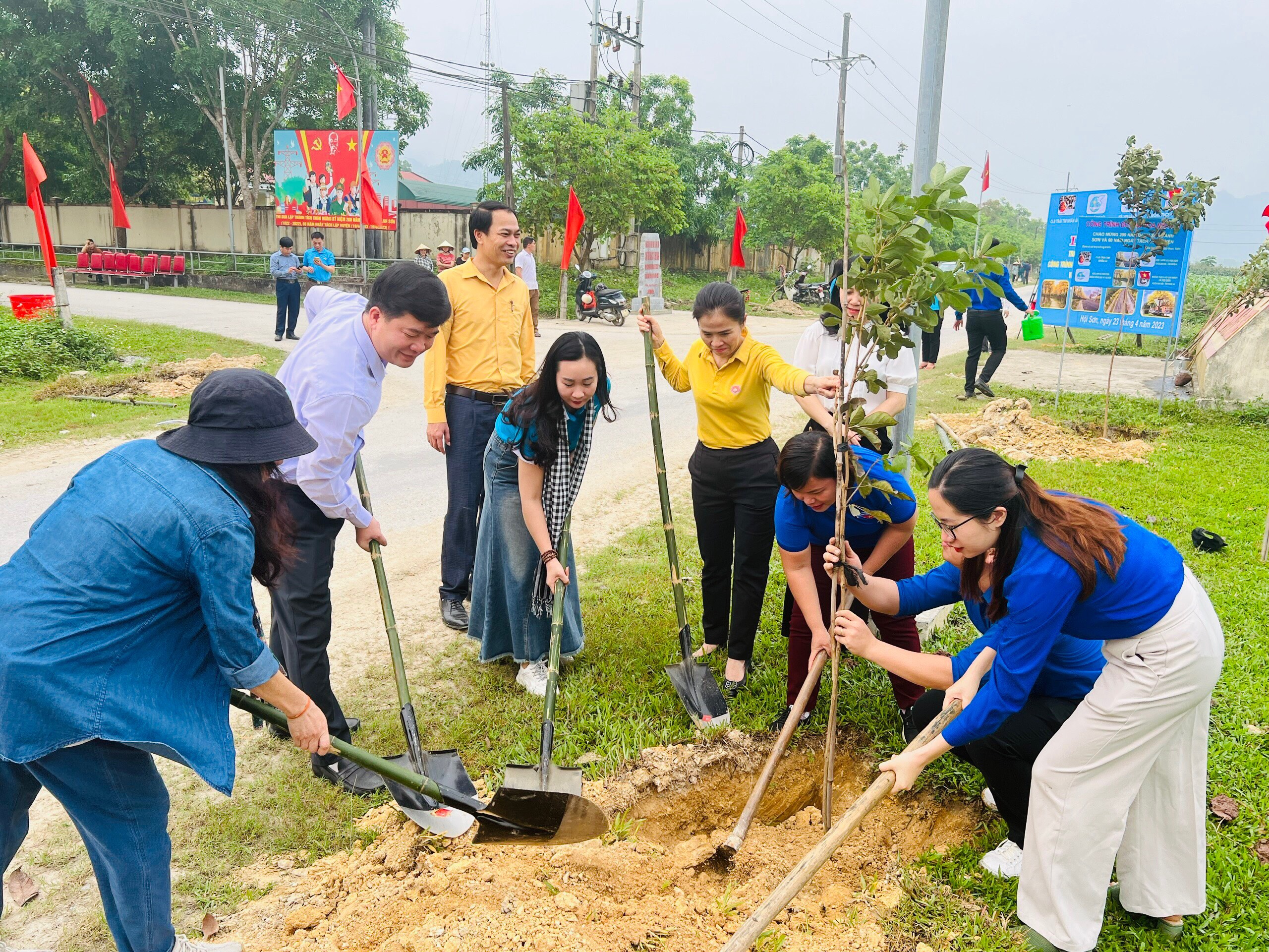 Tặng công trình đường hoa, tặng tủ sách cho học sinh dân tộc thiểu số ở Nghệ An - ảnh 1