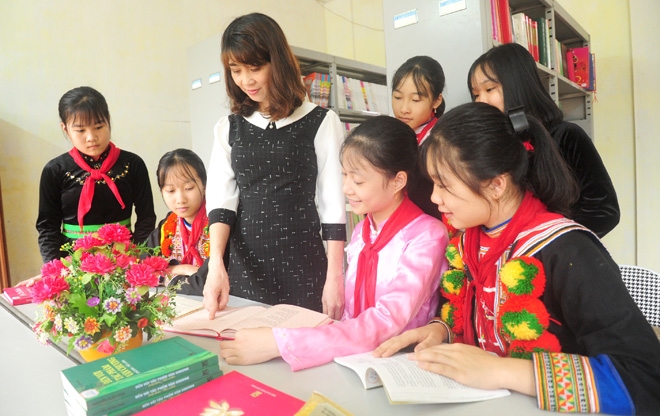 Học sinh DTTS có số dân rất ít người được tuyển thẳng vào trường PTDT nội trú - ảnh 1