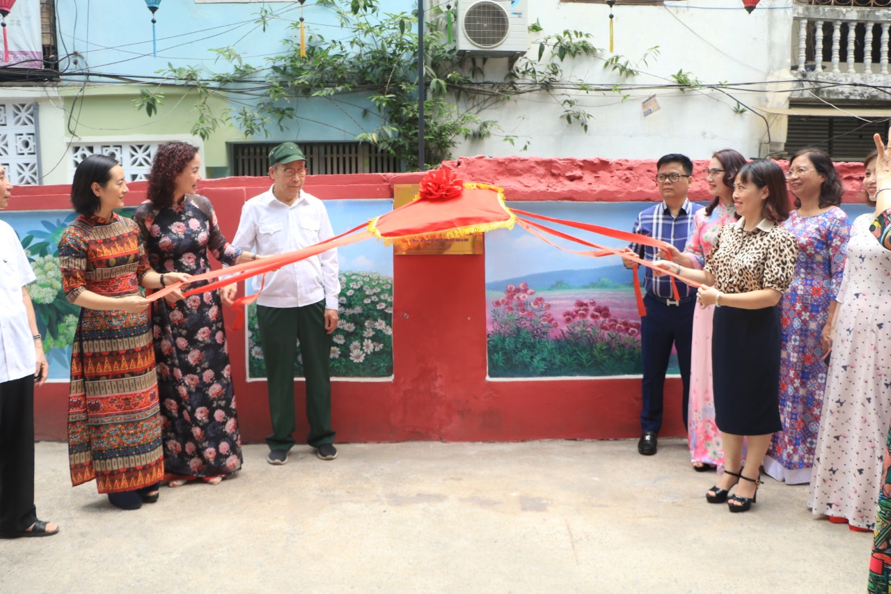 Gắn biển công trình “Ngõ phố an ninh thân thiện, xây dựng tổ dân phố kiểu mẫu trong thực hiện quy tắc ứng xử nơi công cộng” - ảnh 1
